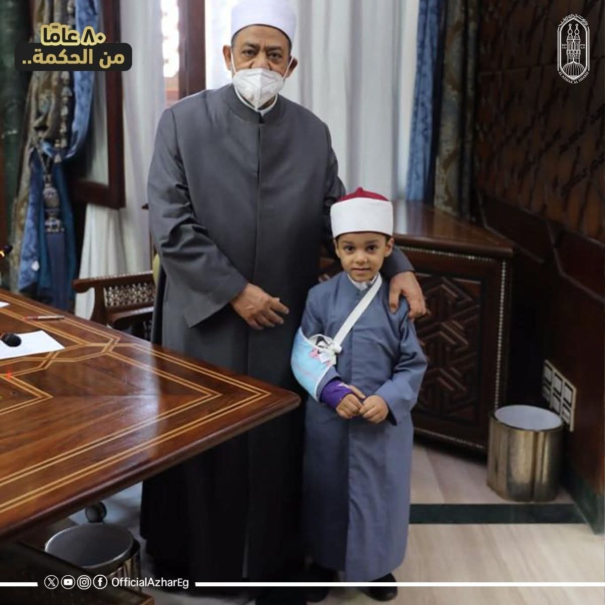 الدكتور أحمد الطيب مع احد طلاب الازهر الدكتور أحمد الطيب مع احد طلاب الازهر