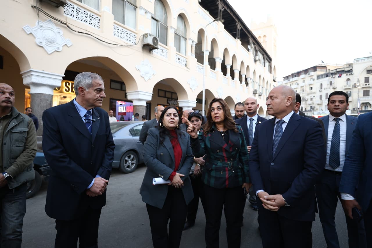 محافظ القاهرة ووزيرة التنمية المحلية فى الكوربة
