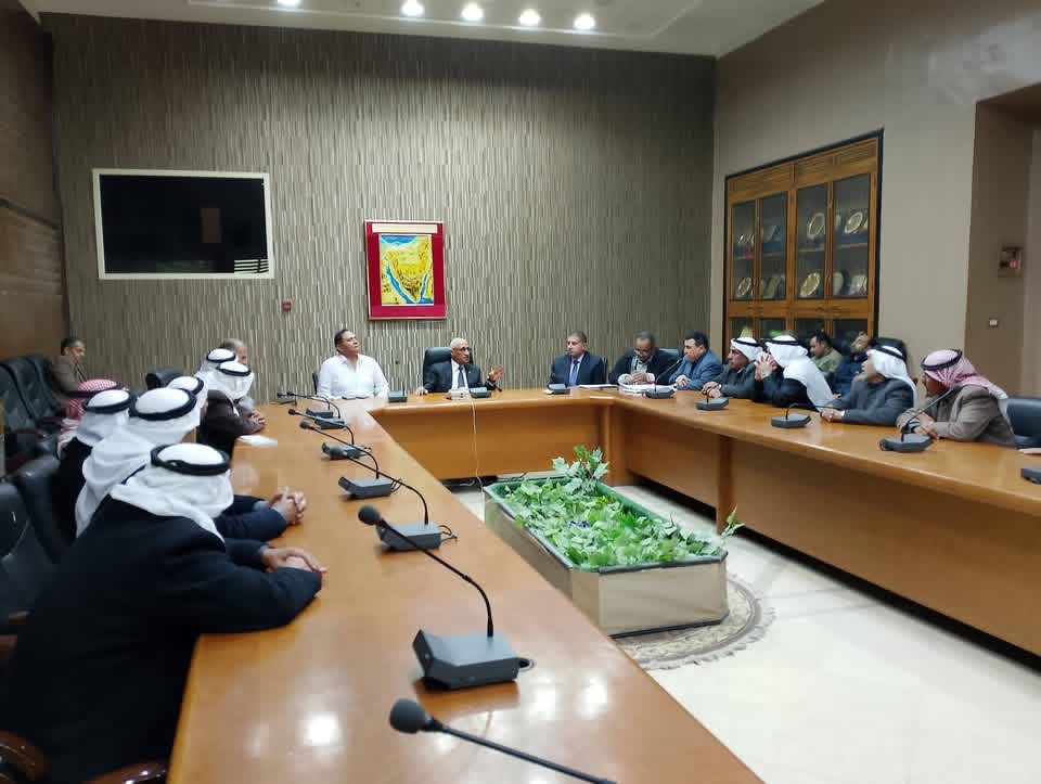 اجتماع المحافظ مع شيوخ القبائل 