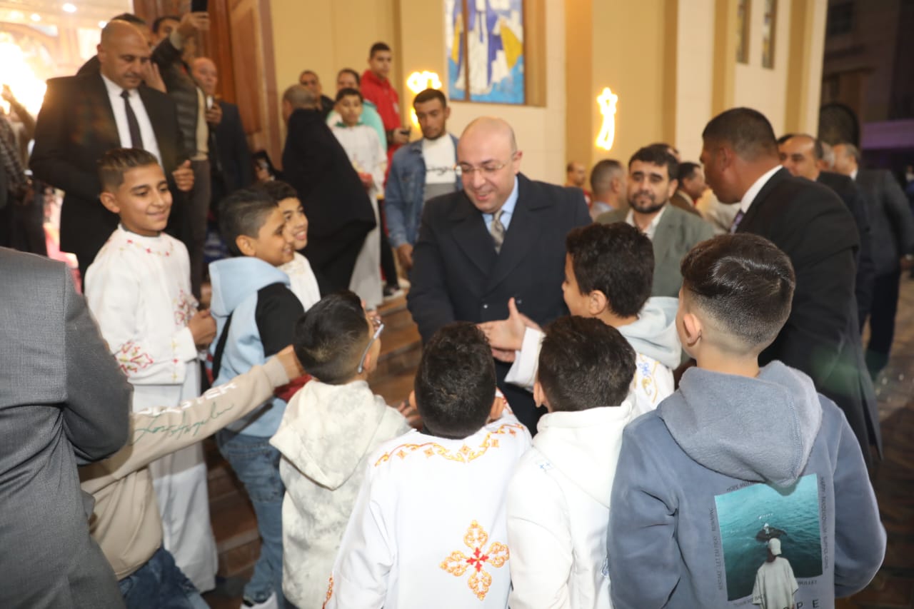 محافظ بني سويف يهنىء الاطفال محافظ بني سويف يهنىء الاطفال