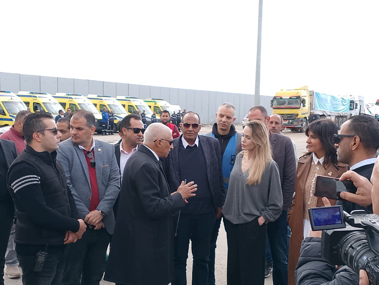 الدكتور أبو بكر القاضى والنجمة أنجلينا جولى يستمعان لمحافظ جنوب سيناء