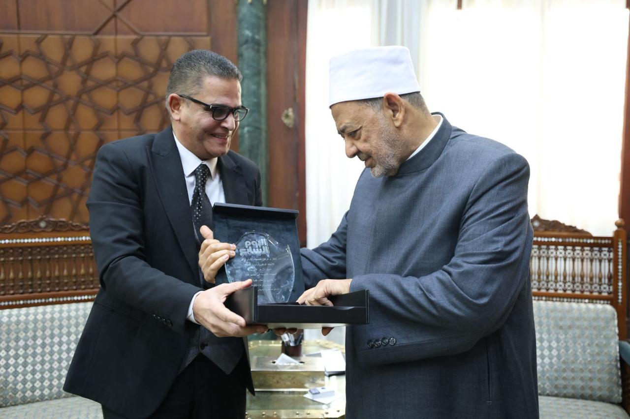 شبخ الأزهر يتسلم درع اليوم السابع