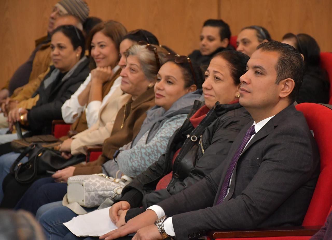 سعادة بين الحضور سعادة بين الحضور