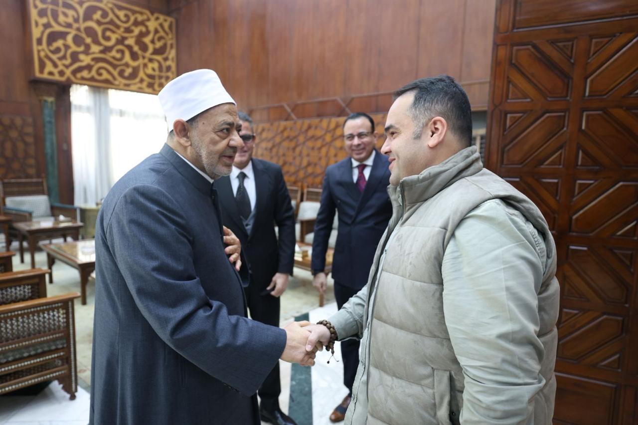 لؤى على يصافح فضيلة الإمام الأكبر