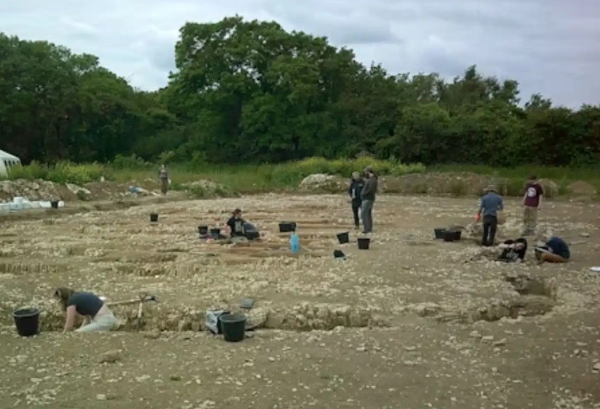 أعمال التنقيب بمقبرة تعود للقرن السادس