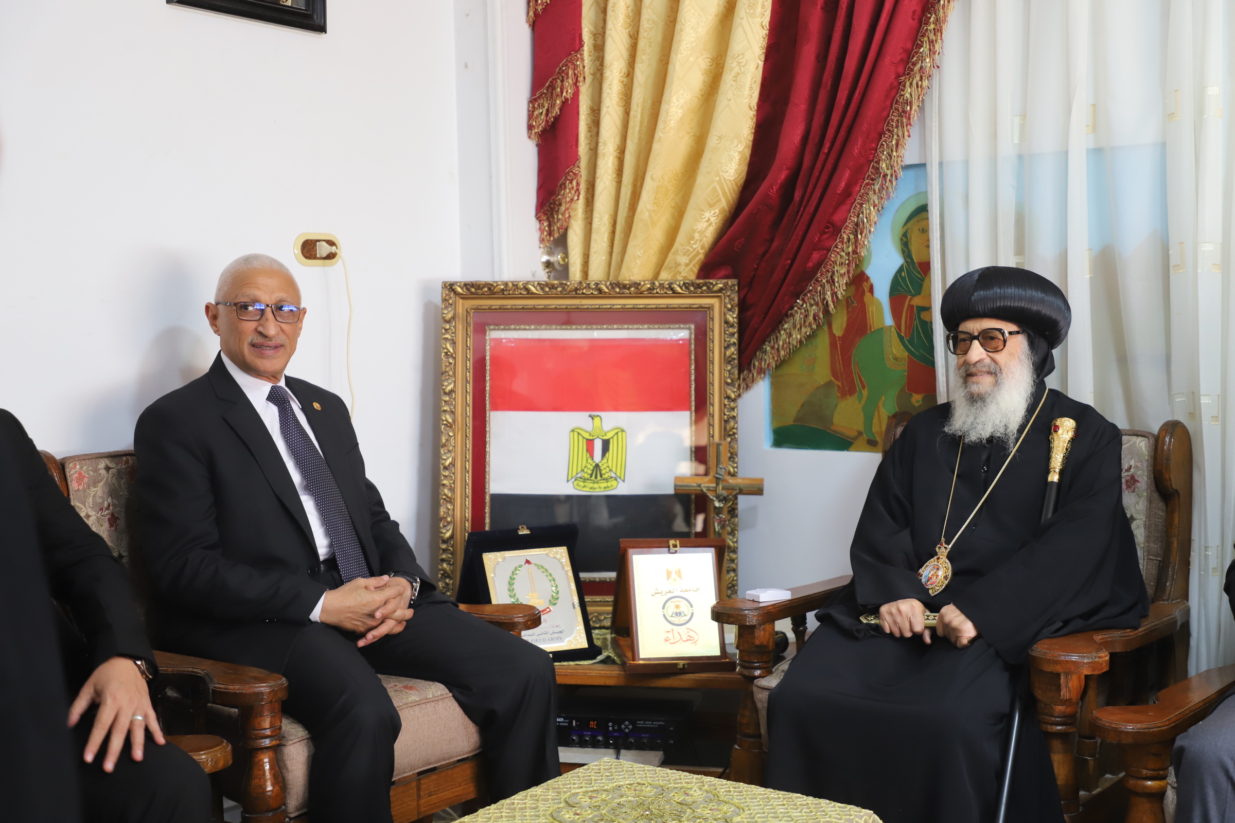 محافظ شمال سيناء يقدم التهنئه للاقباط