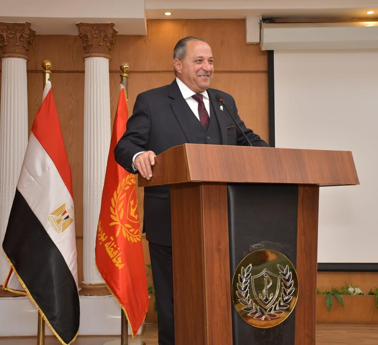 المخافظ يقدم التهنئة المخافظ يقدم التهنئة