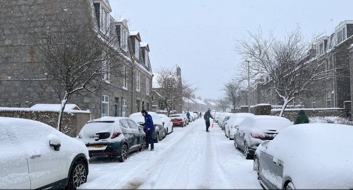 الثلوج تغطي الشوارع