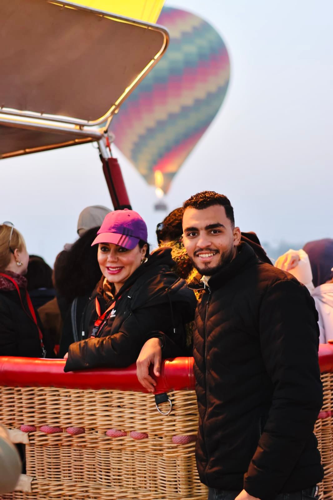 الفنانة رانيا يوسف تستمتع على متن رحلات البالون الطائر