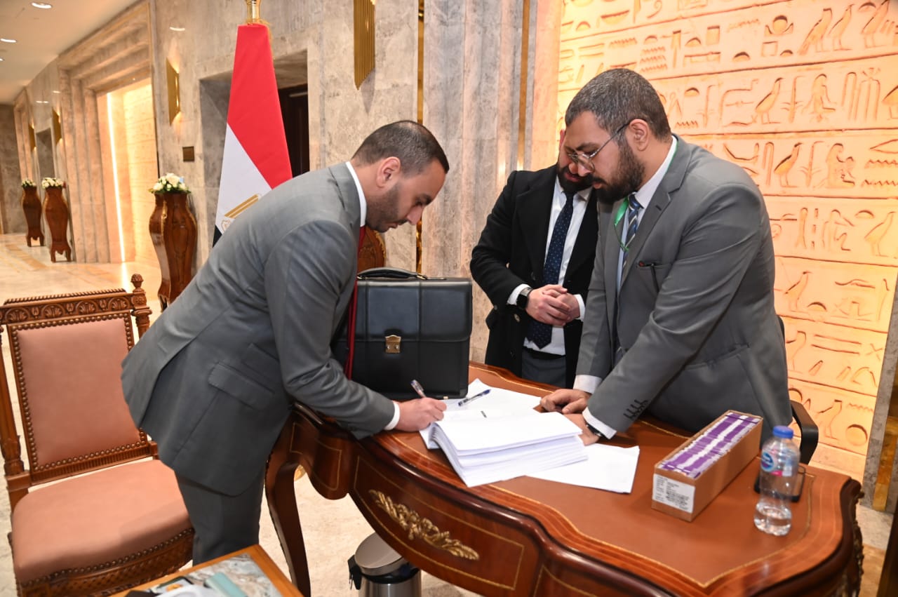 النائب محمد تيسير مطر يتسلم الكارنية (5)