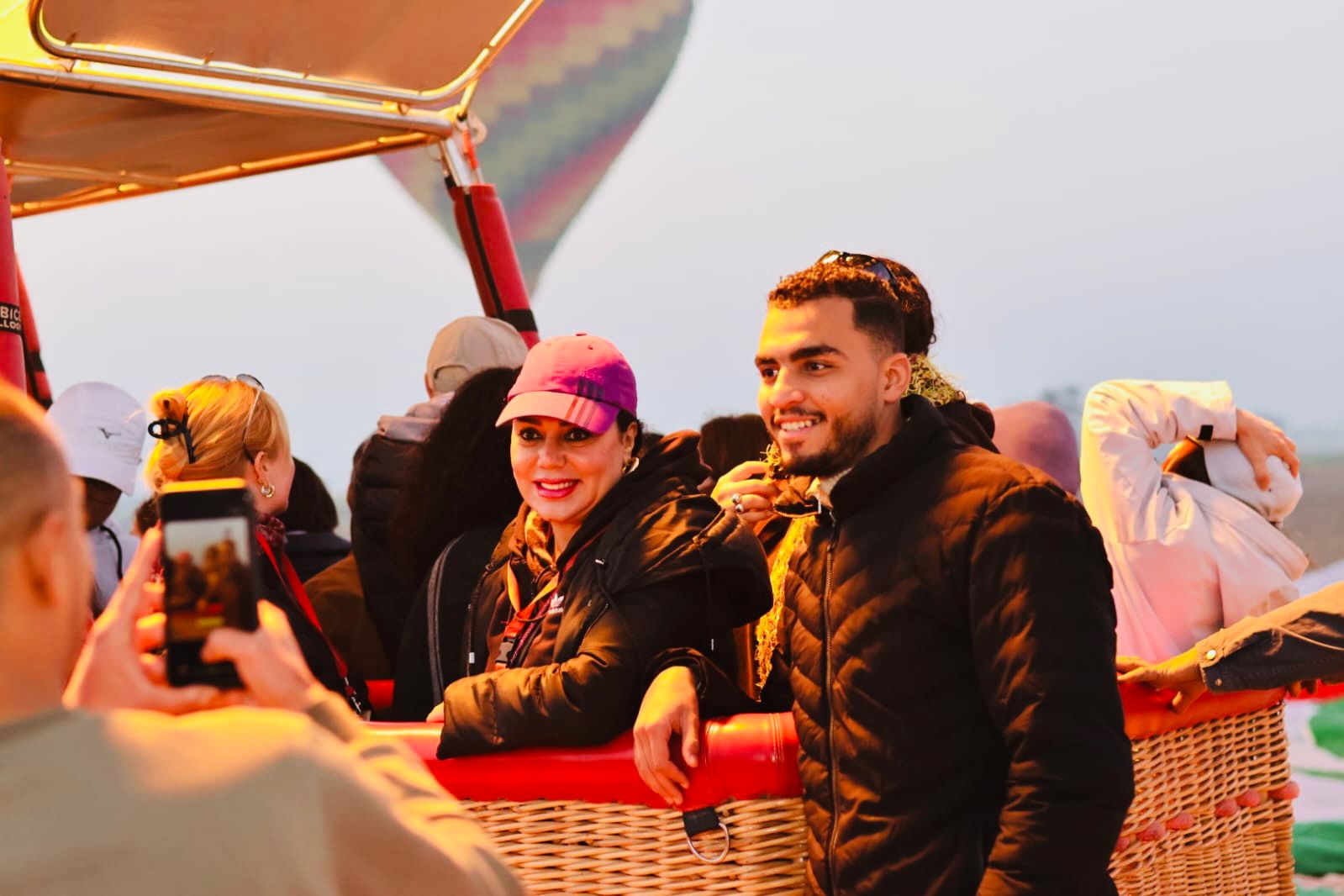 رانيا يوسف تستمتع على متن رحلات البالون الطائر بسماء غرب الأقصر