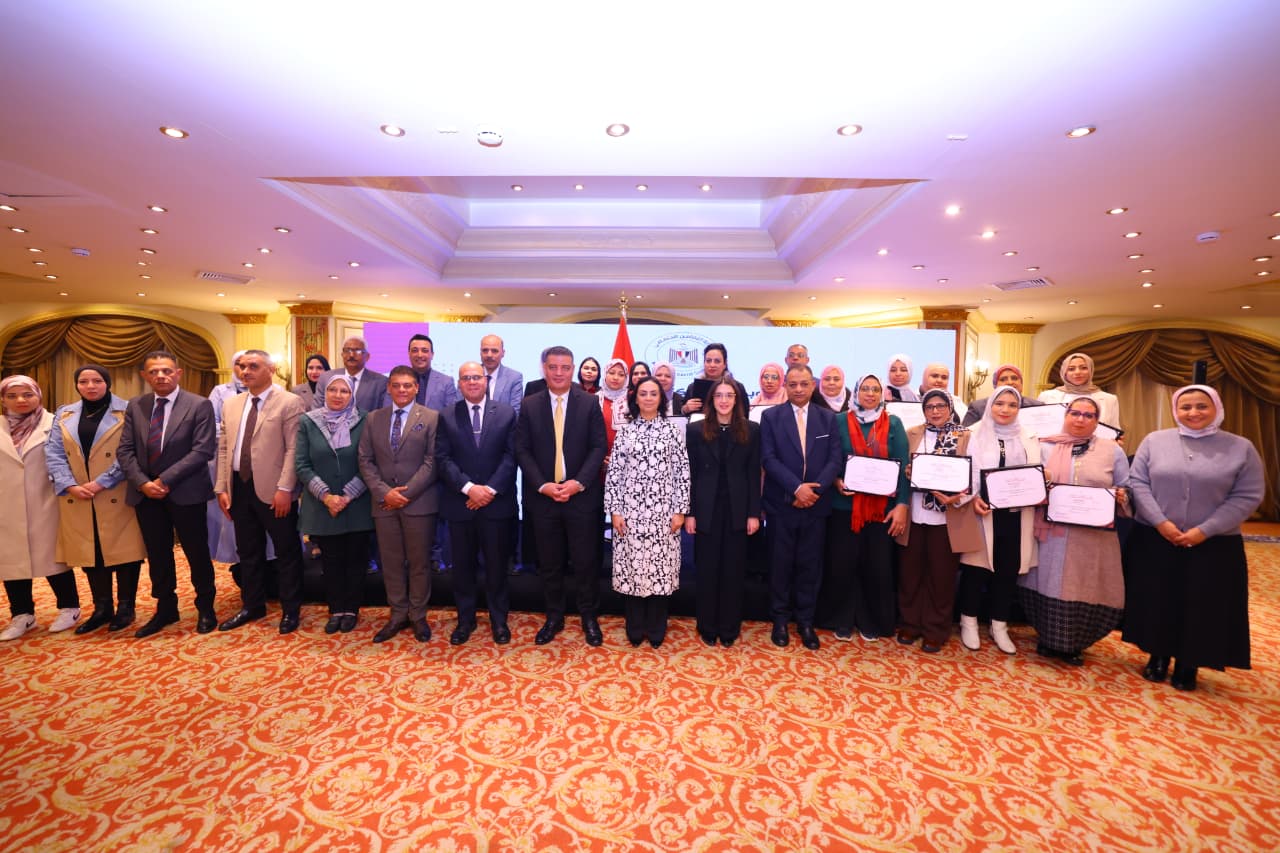 الدكتورة مايا مرسي مع فرق عمل وحدات إدارة الحالة والأسر البديلة الكافلة الدكتورة مايا مرسي مع فرق عمل وحدات إدارة الحالة والأسر البديلة الكافلة