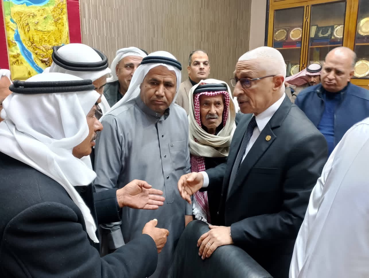 حديث جانبي يجمع محافظ شمال سيناء مع احد الشيوخ