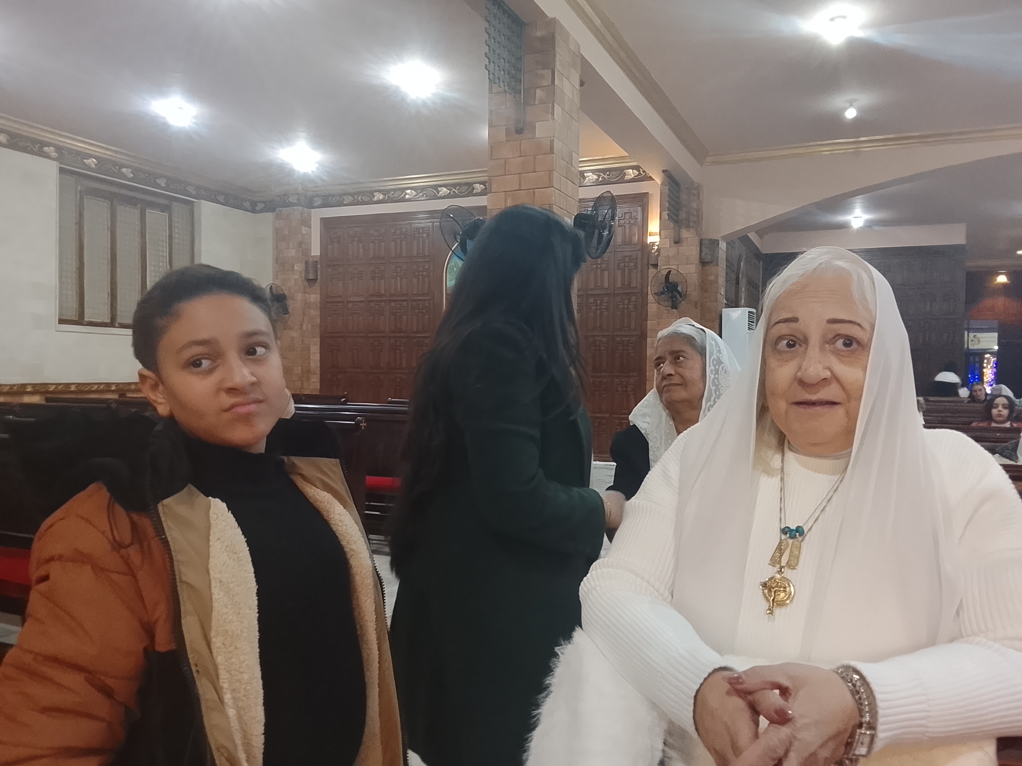 توافد الاخوه الأقباط على الكنسية موسى النبي المشاركه (3)