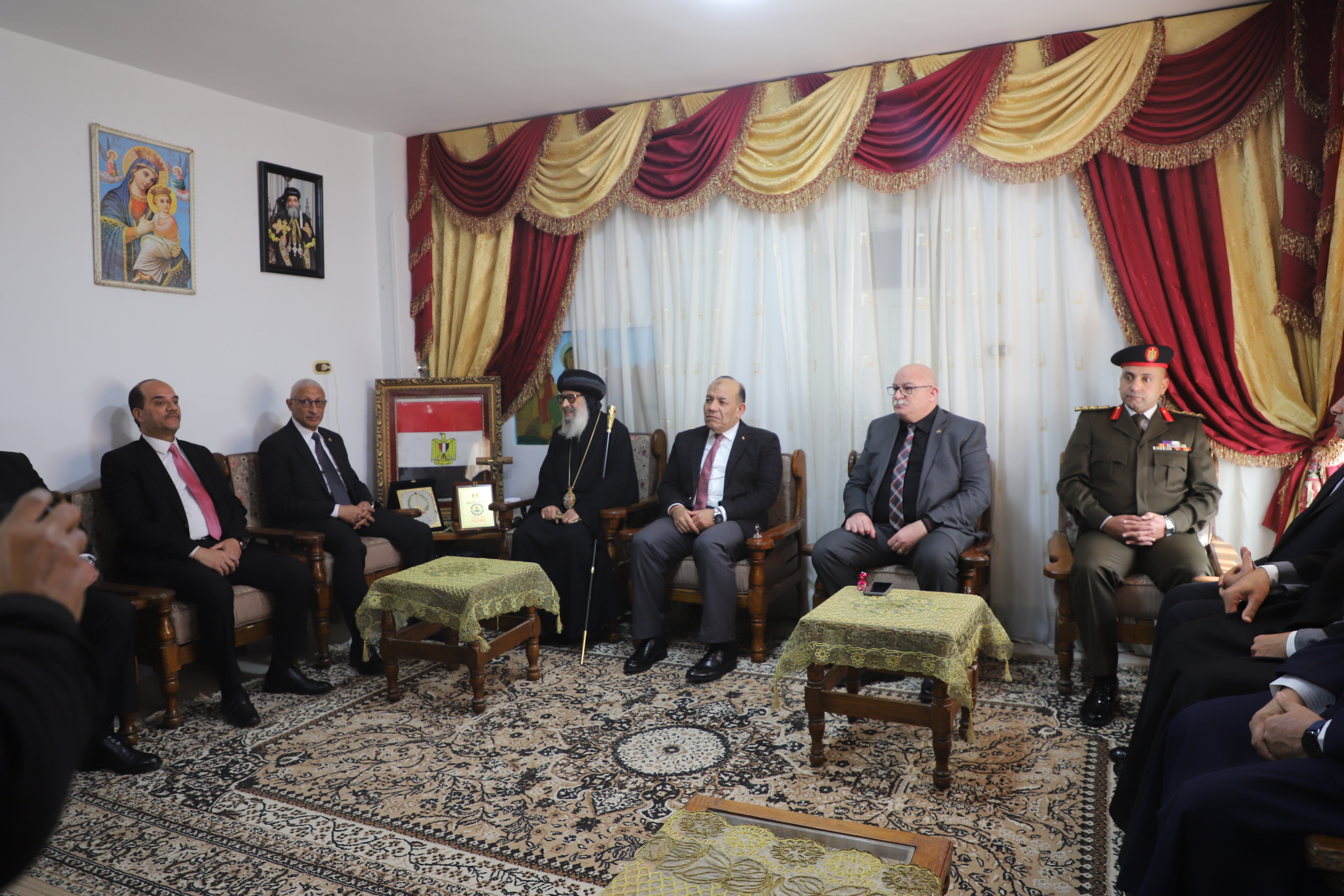 جانب من الحضور اثناء تهنئة الاخوه الاقباط 