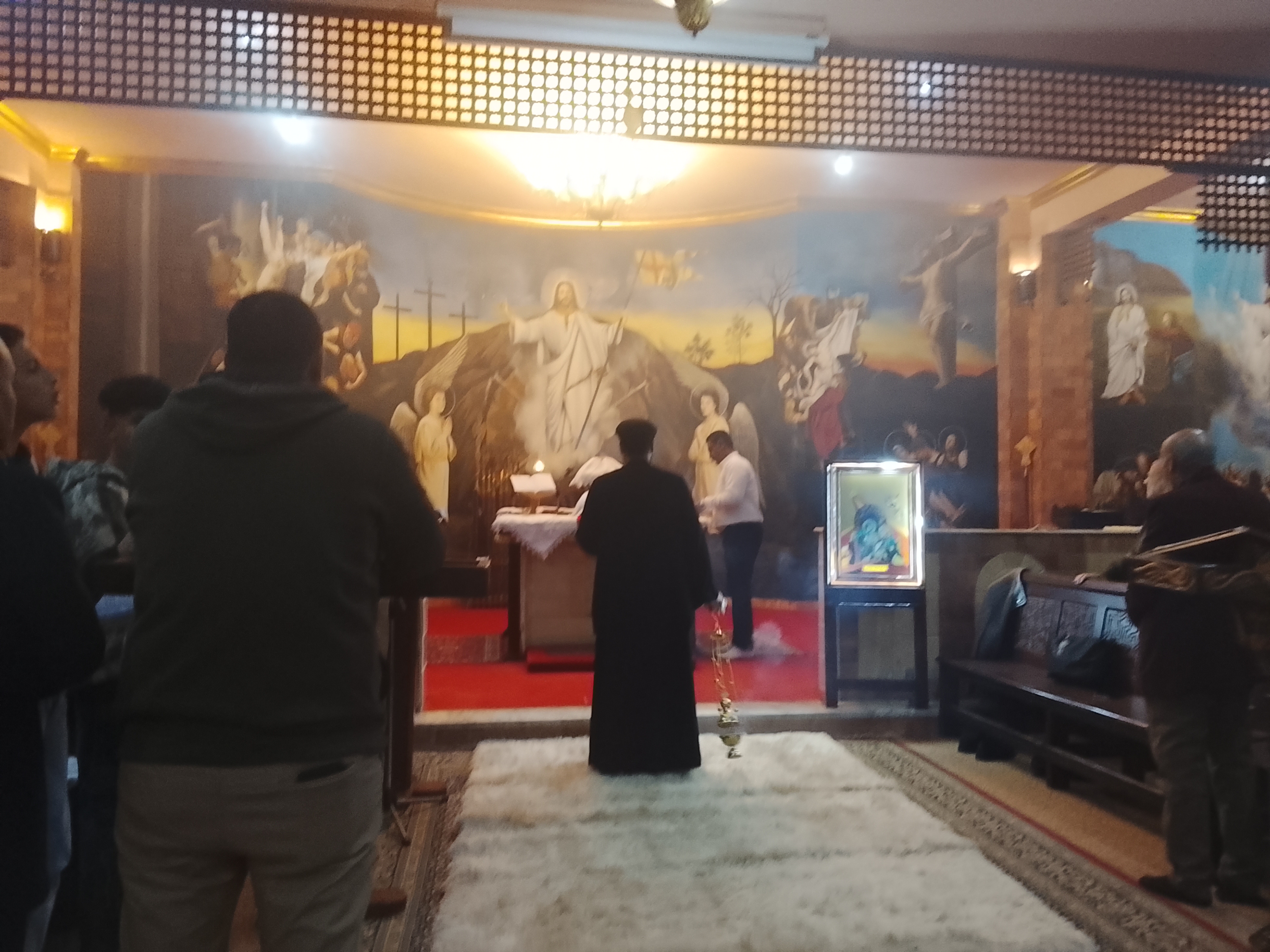 توافد الاخوه الأقباط على الكنسية موسى النبي المشاركه (7)