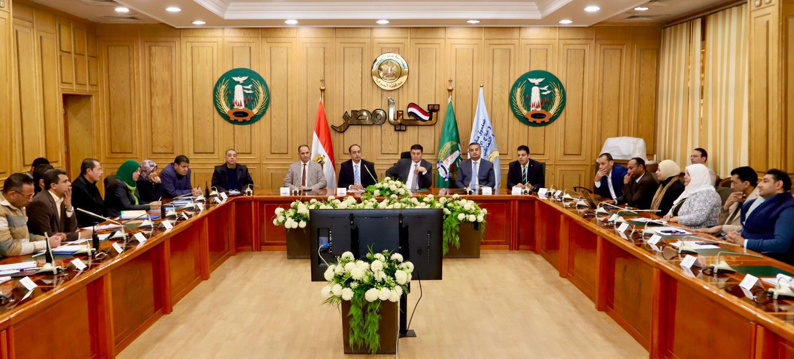 خلال اللقاء مع القيادات التنفيذية بالمحافظة