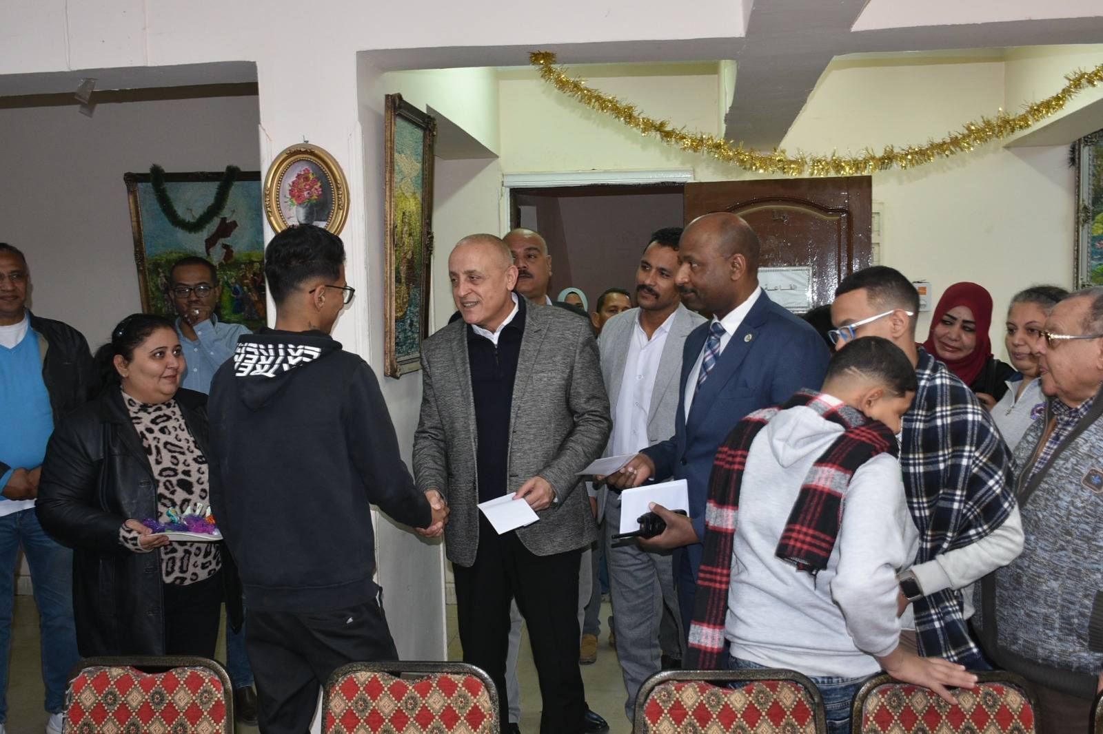محافظ الأقصر يقدم التهاني والعيديات لأطفال الجمعيات بعيد الميلاد
