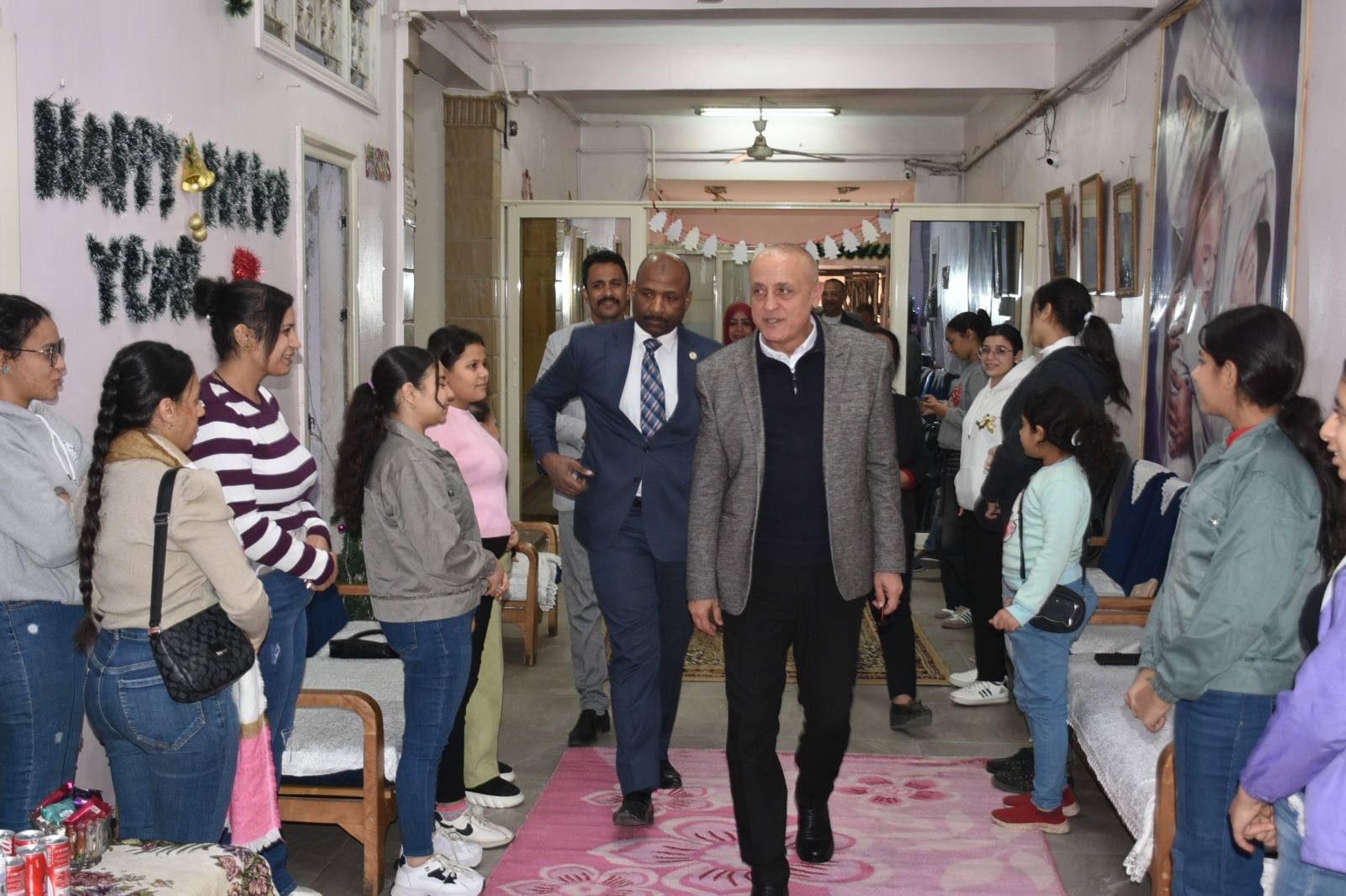 محافظ الأقصر يقدم التهاني والعيديات لأطفال الجمعيات بعيد الميلاد المجيد