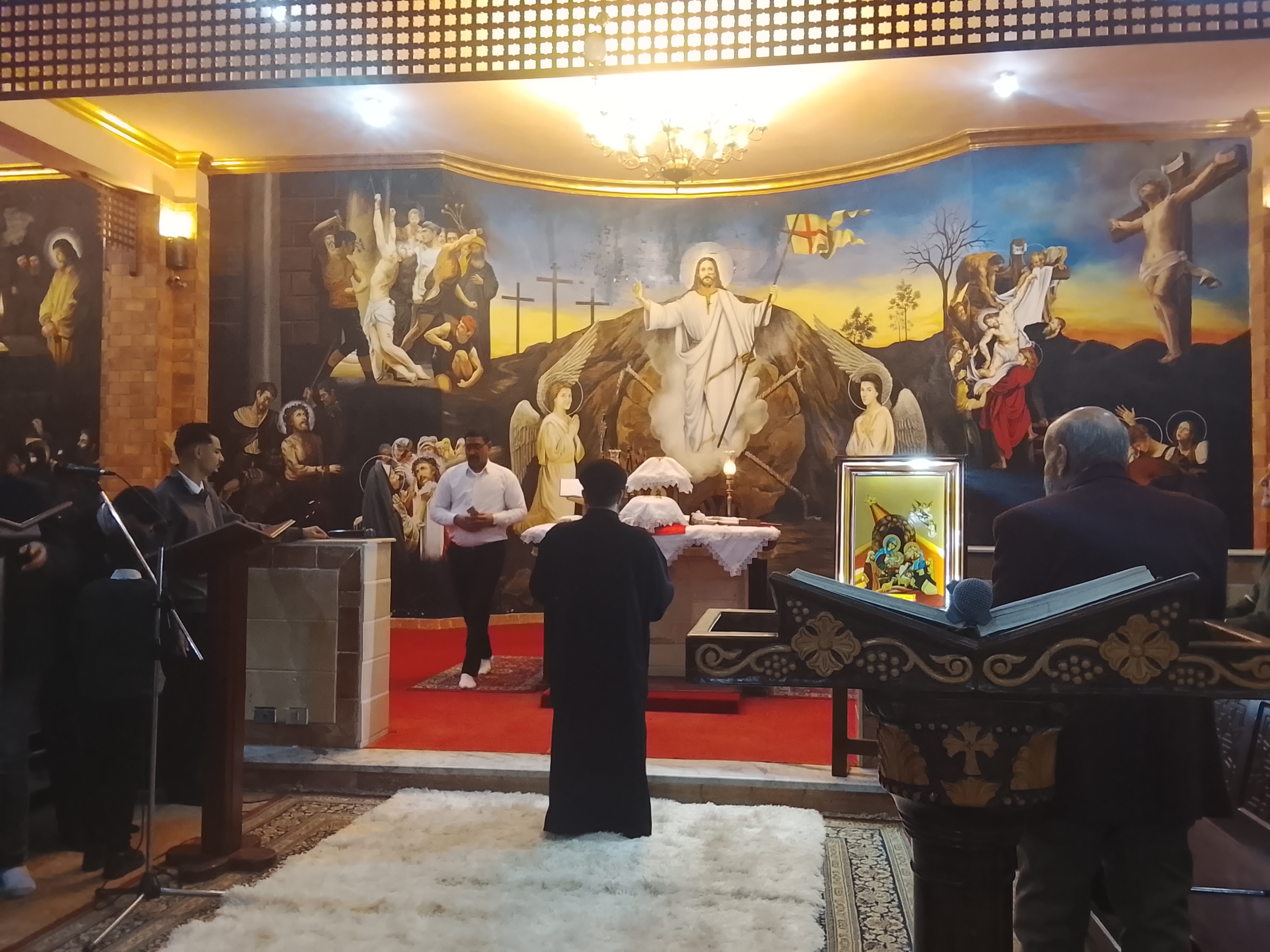 توافد الاخوه الأقباط على الكنسية موسى النبي المشاركه (4)