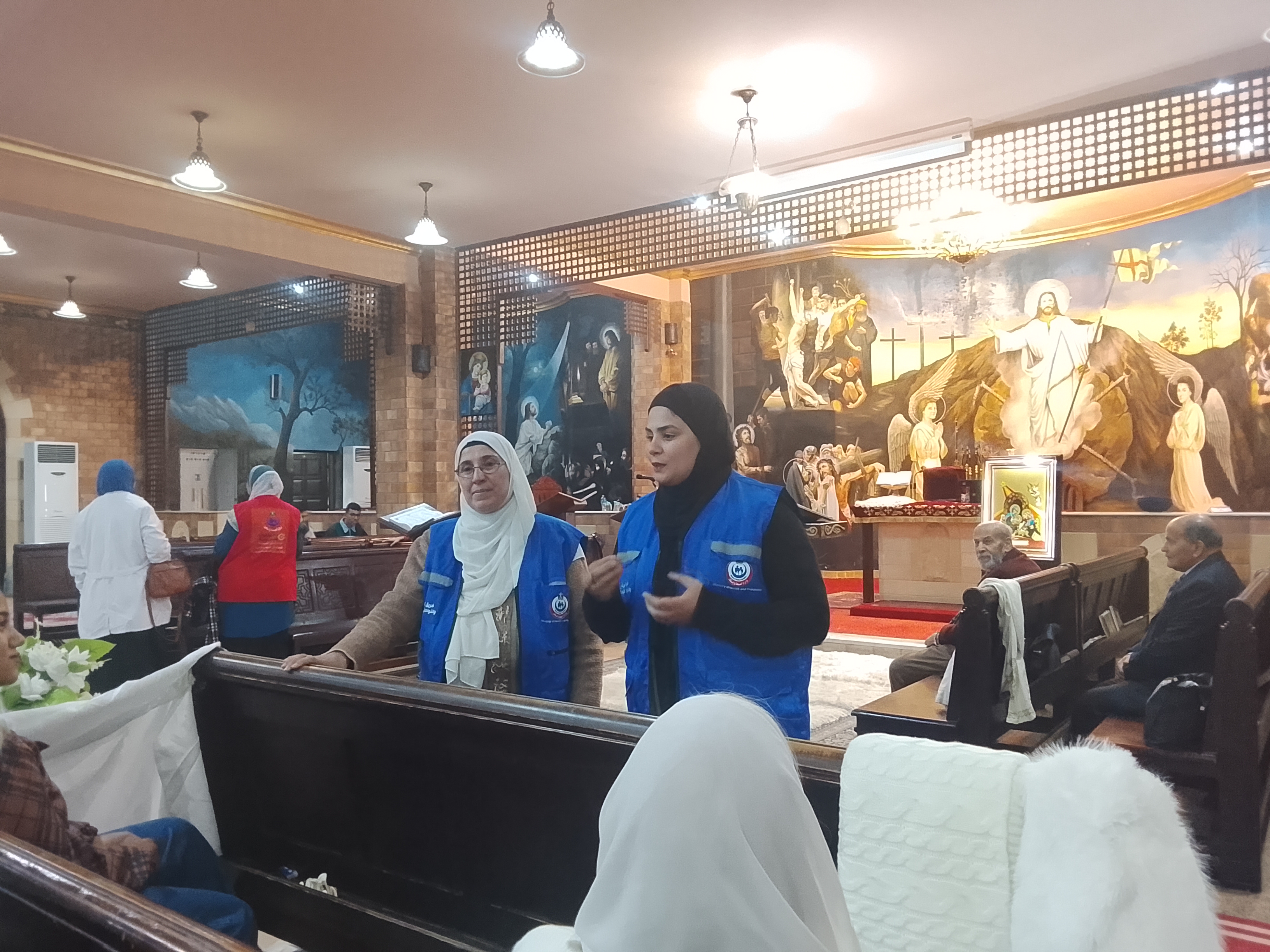 توافد الاخوه الأقباط على الكنسية موسى النبي المشاركه (1)