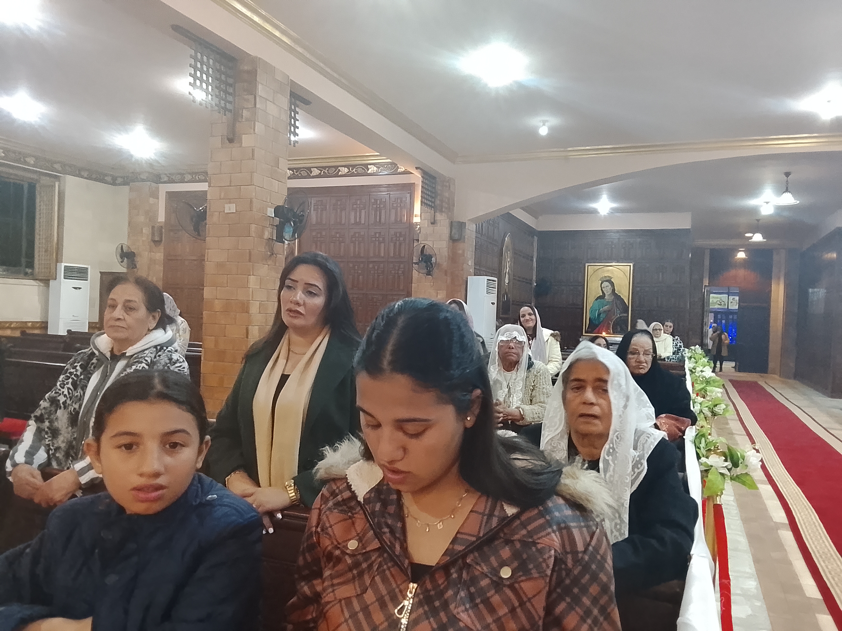 توافد الاخوه الأقباط على الكنسية موسى النبي المشاركه (6)