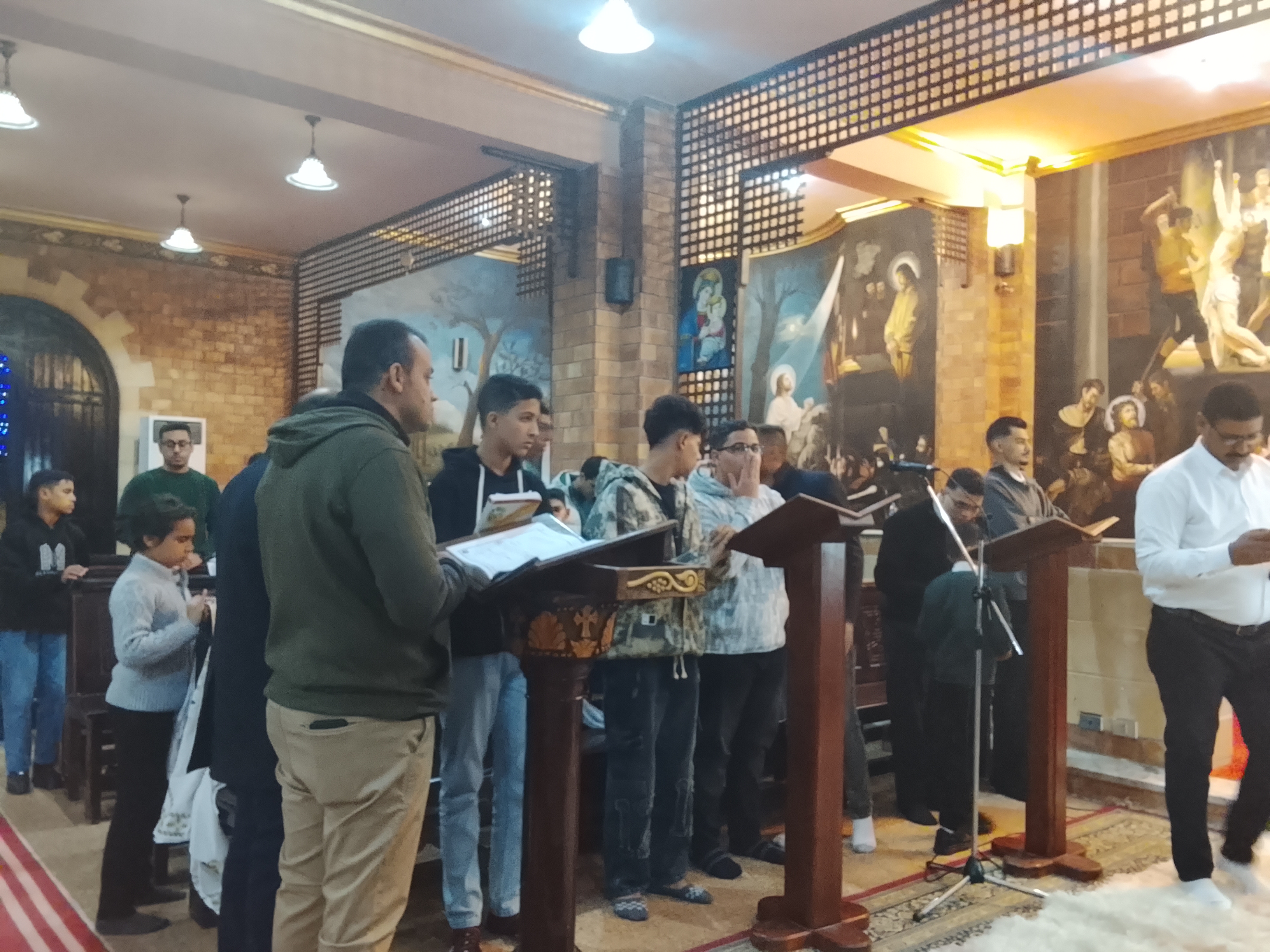 توافد الاخوه الأقباط على الكنسية موسى النبي المشاركه (5)