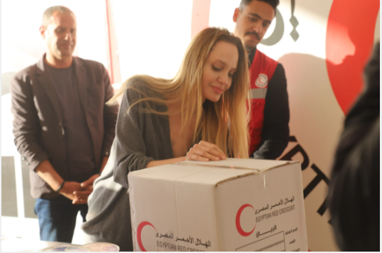 أنجلينا جولى تساعد فى إعداد المساعدات الإنسانية لغزة