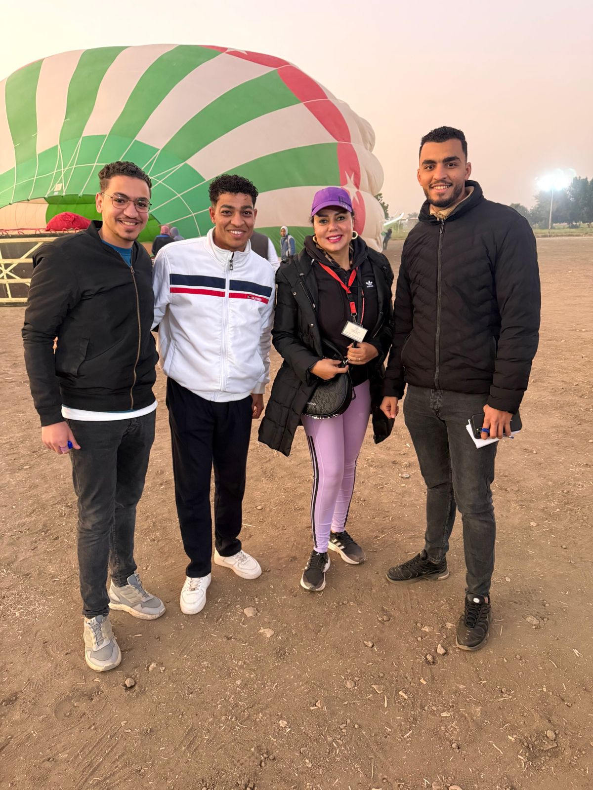 رانيا يوسف تستمتع على متن رحلات البالون الطائر غرب الأقصر