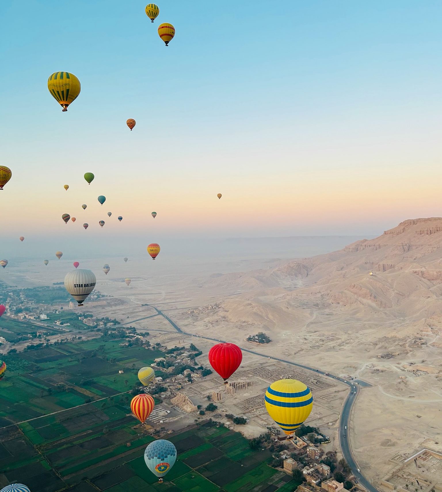 جانب من تحليق رحلات البالون الطائر غرب الأقصر