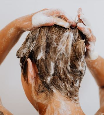 تنظيف فروة الراس