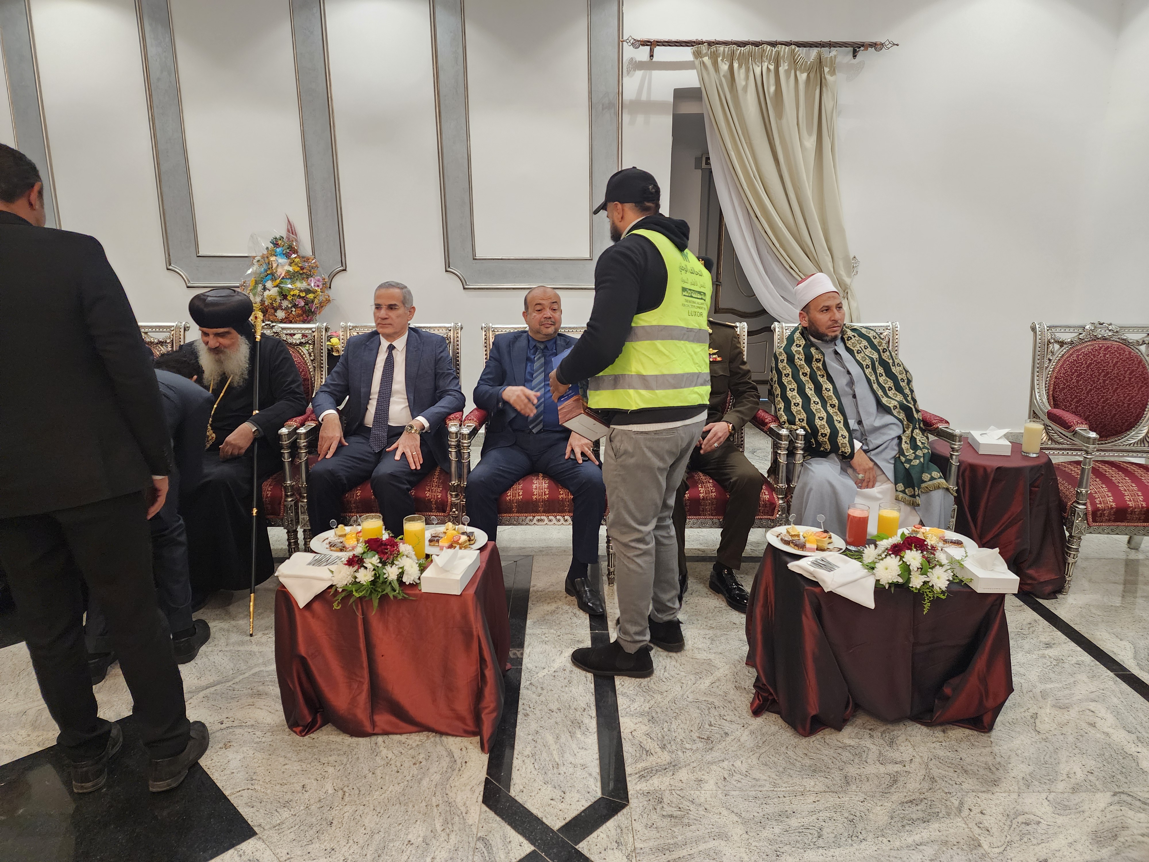 جانب من تقديم التهنئة بعيد الميلاد