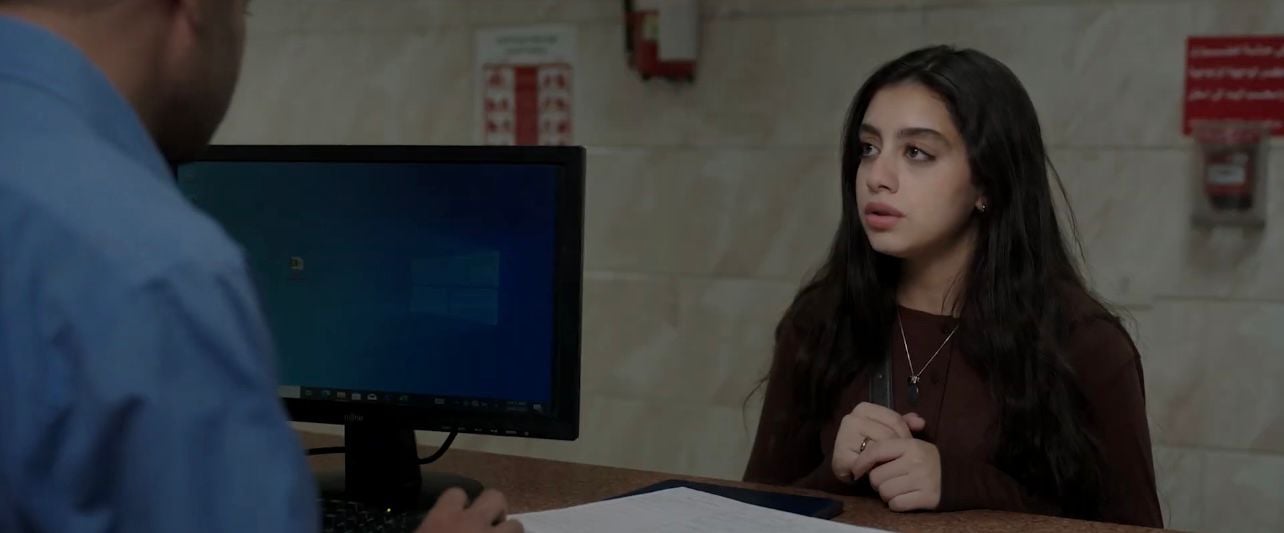 ياسمينا العبد تحاول ان تثبت التهم على چلا هشام في مسلسل ميد ترم (5)