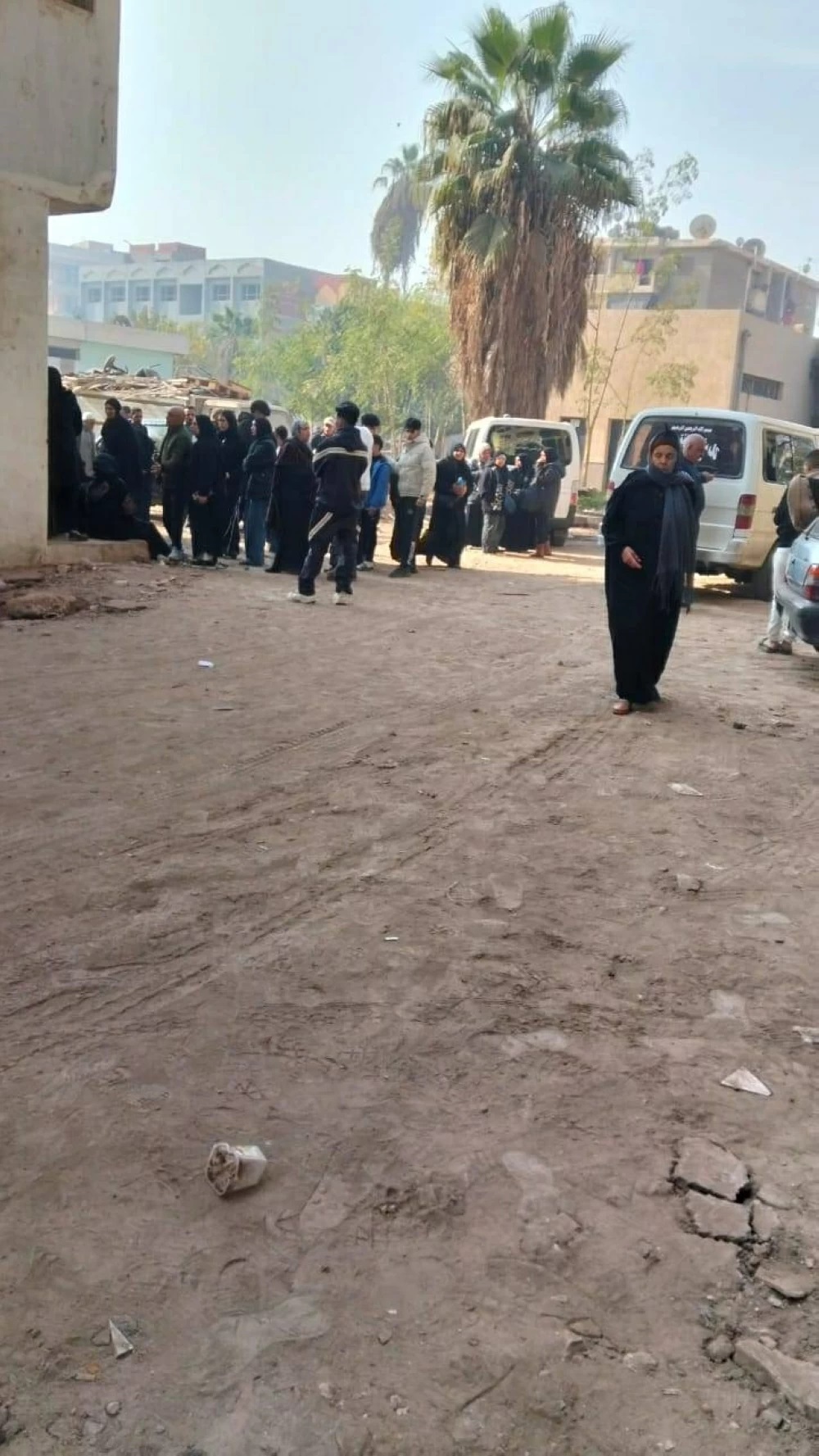 الأهالي ينتظرون أمام المشرحة