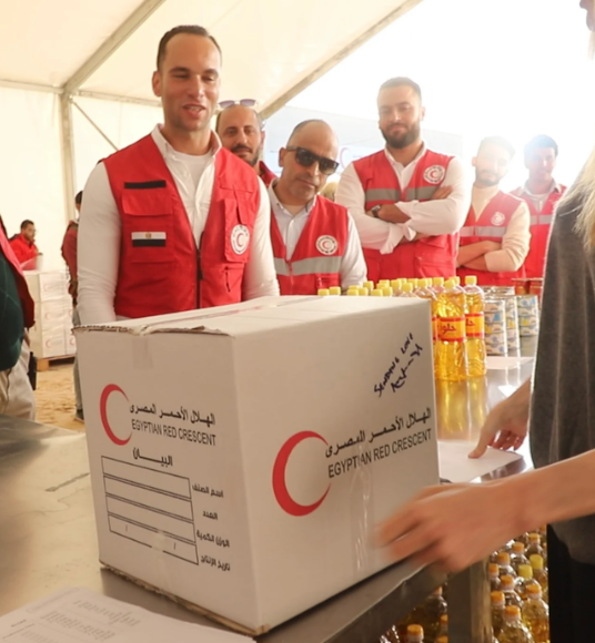 توقيع أنجلينا جولى على المساعدات الإنسانية