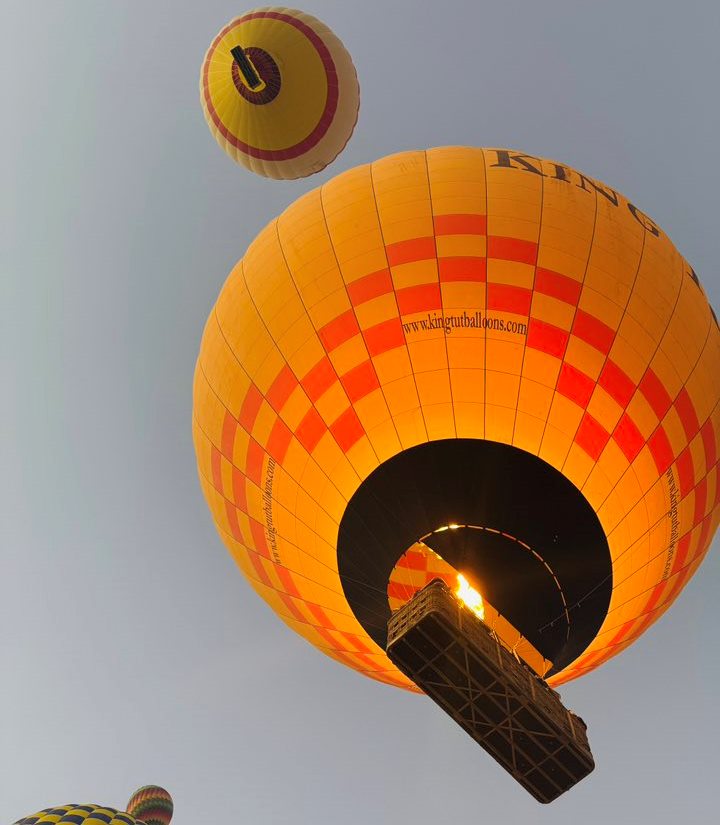 لحظات تحليق رحلات البالون الطائر غرب الأقصر