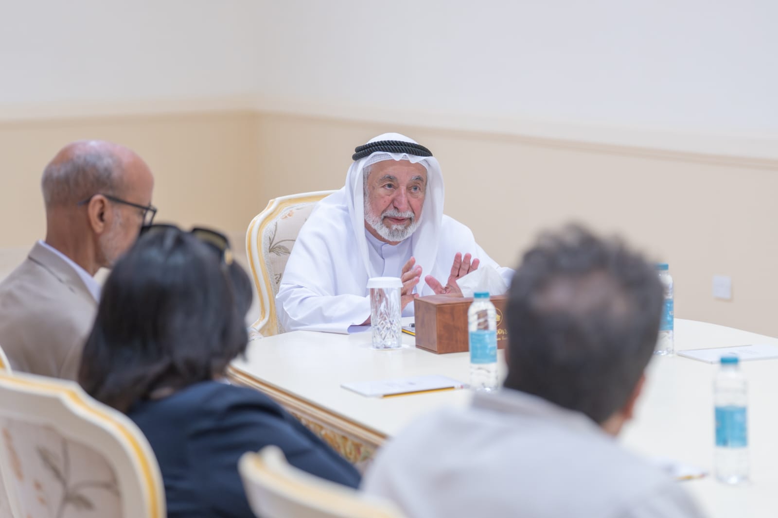 حاكم الشارقة خلال استقباله لمدراء بيت الشعر بالوطن العربي