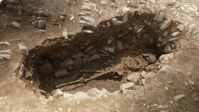 وهيكل عظمى لامرأة مقيدة اليدين والقدمين