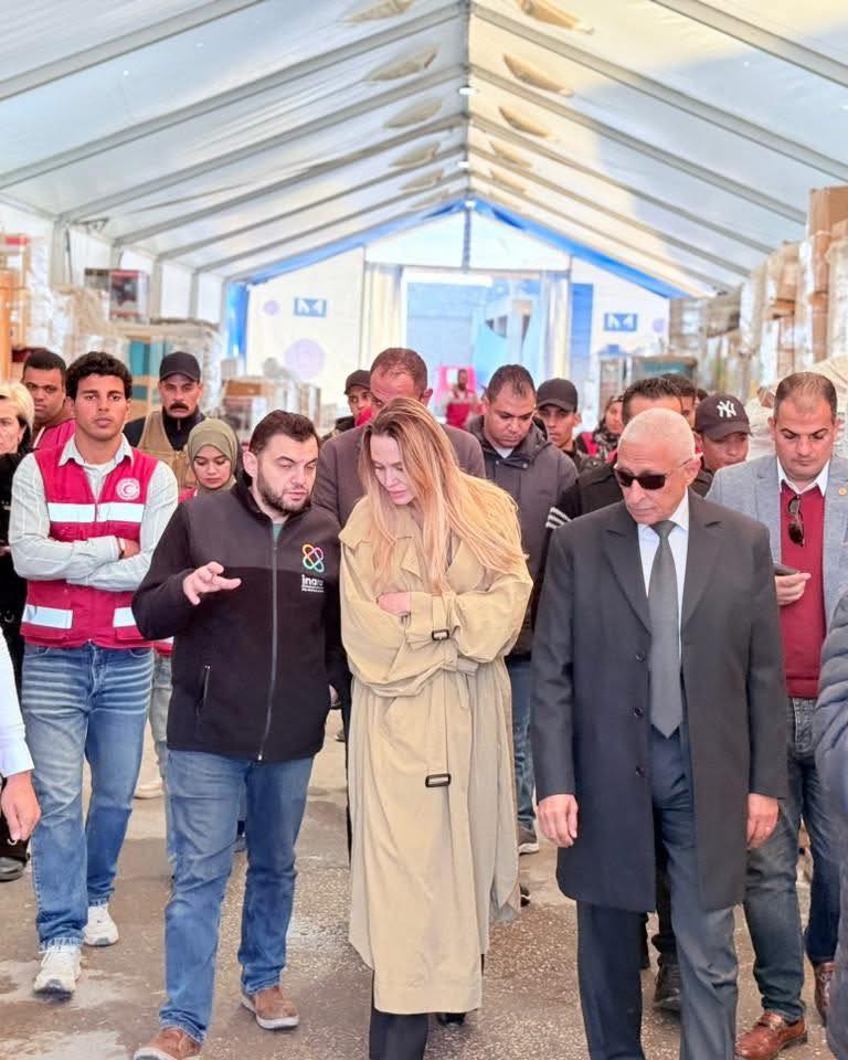 جانب من المحادثات بين النجمة العالمية والدكتور حازم الحداد