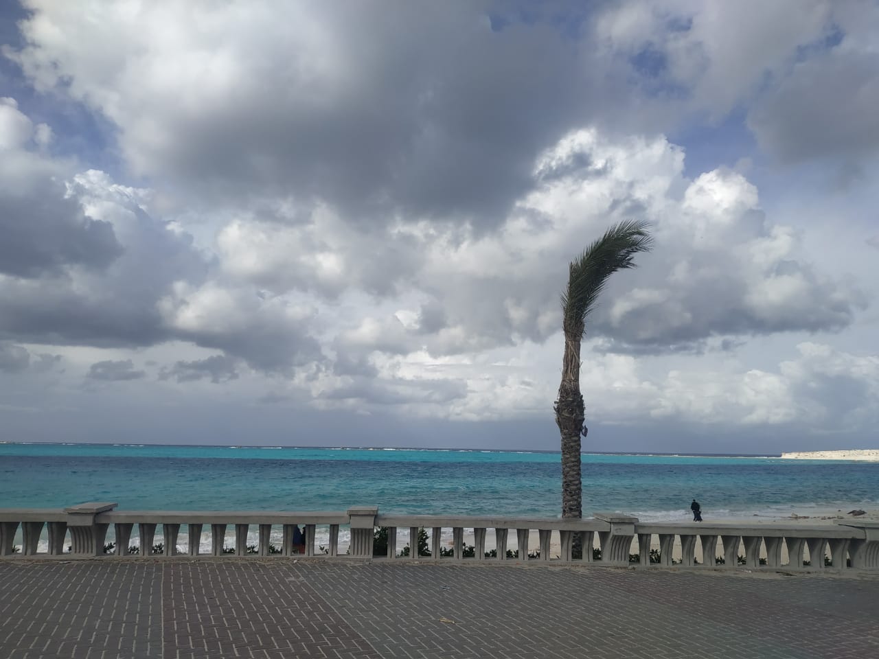 الغيوم تغطي سماء مطروح وتنعكس على سطح البحر