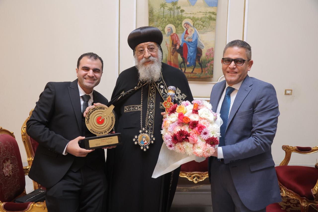 الكاتب الصحفى عبدالفتاح عبدالمنعم وقداسة البابا تواضروس الثانى والزميل محمد الأحمدى