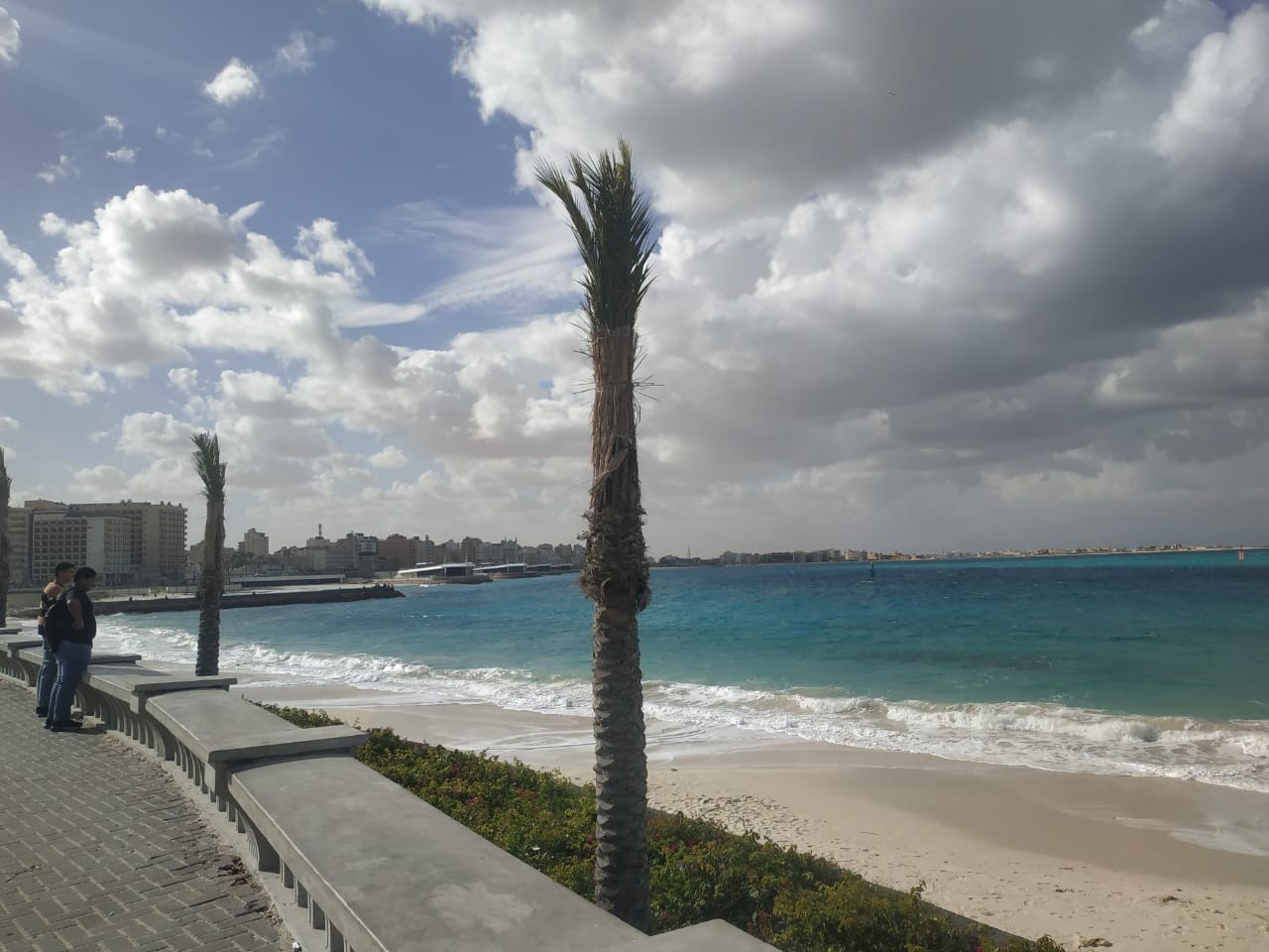 شواطئ كورنيش مطروح والجواء الغائمة