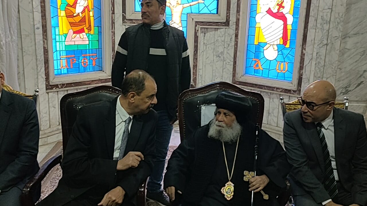 محافظ سوهاج ومدير الأمن يزوران مطرانية أخميم للتهنئة بعيد الميلاد (7)