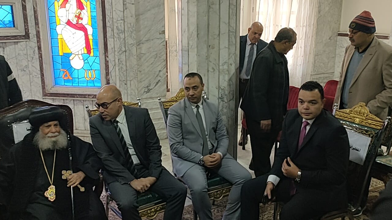 محافظ سوهاج ومدير الأمن يزوران مطرانية أخميم للتهنئة بعيد الميلاد (6)