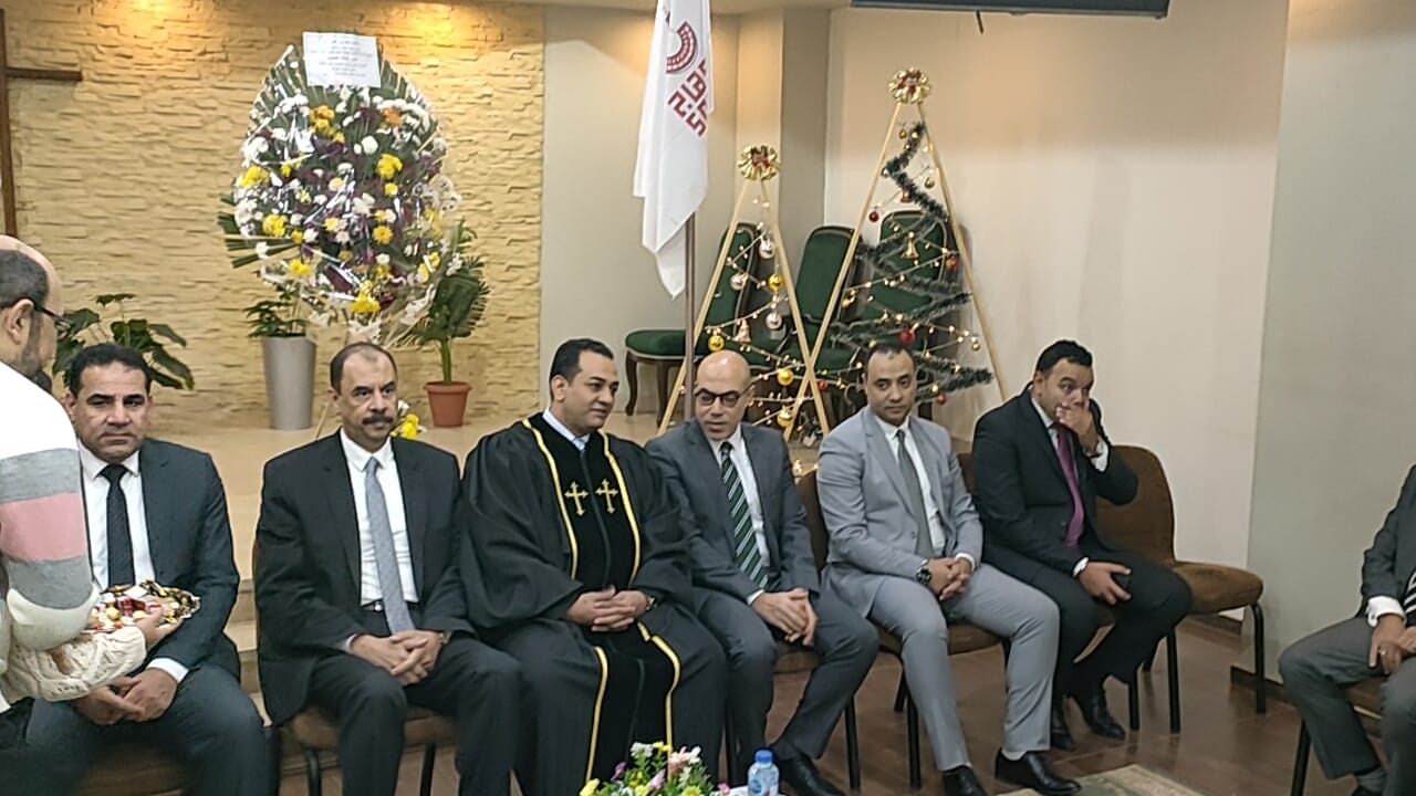 محافظ سوهاج ومدير الأمن يزوران الكنيسة الإنجيلية للتهنئة بعيد الميلاد المجيد (6)