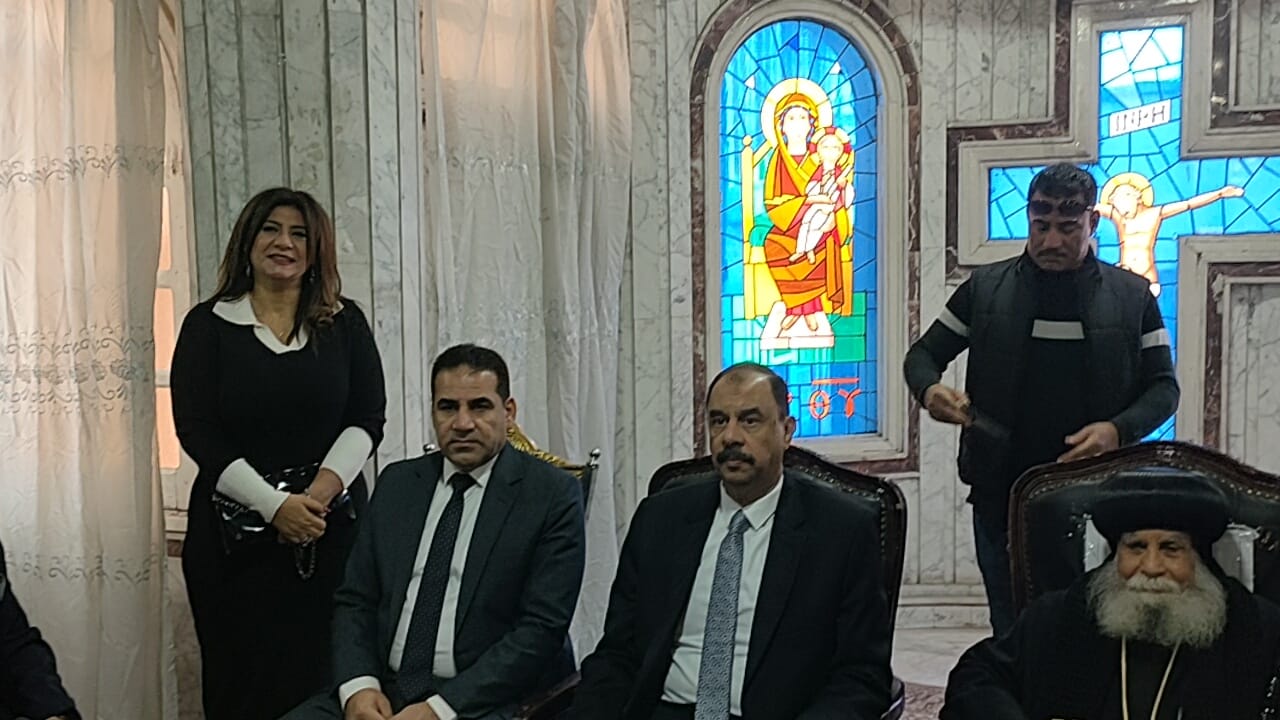 محافظ سوهاج ومدير الأمن يزوران مطرانية أخميم للتهنئة بعيد الميلاد (2)