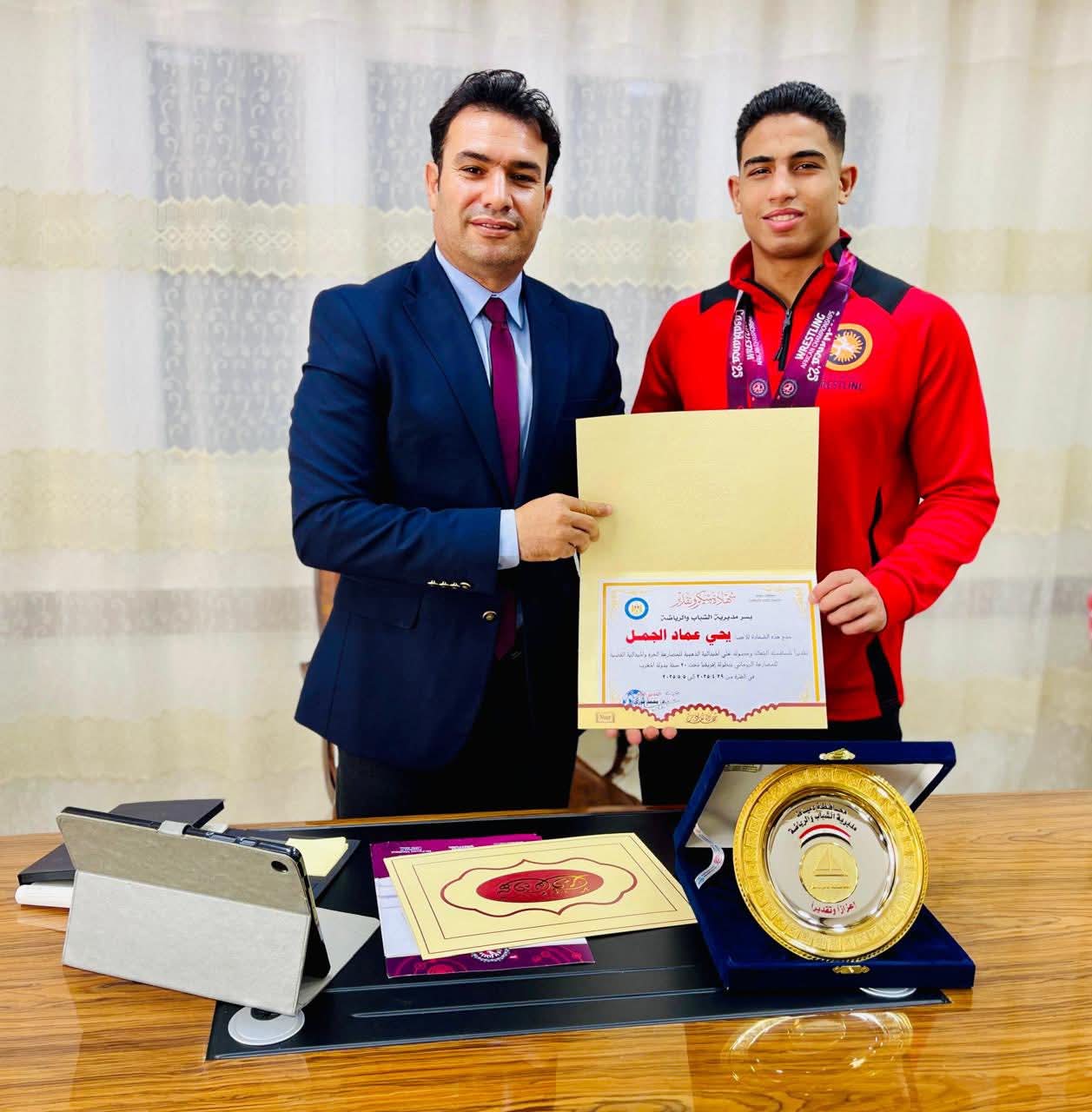 وكيل وزارة الشباب والرياضة يكرم البطل يحي الجمل وكيل وزارة الشباب والرياضة يكرم البطل يحي الجمل