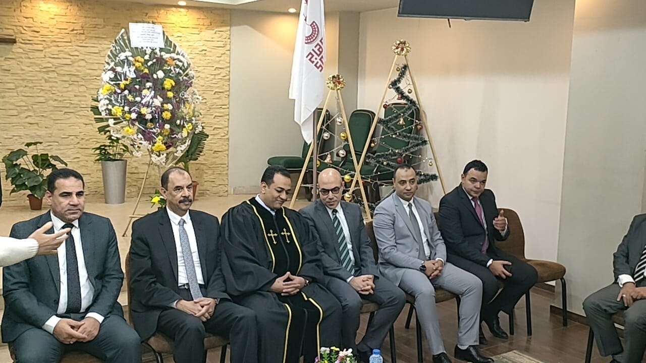 محافظ سوهاج ومدير الأمن يزوران الكنيسة الإنجيلية للتهنئة بعيد الميلاد المجيد (2)