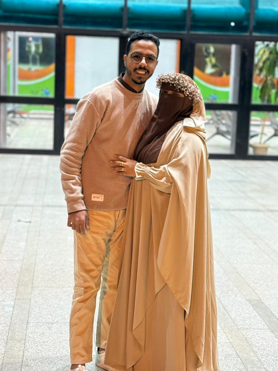 عروسان من قنا يحتفلان فى العمرة