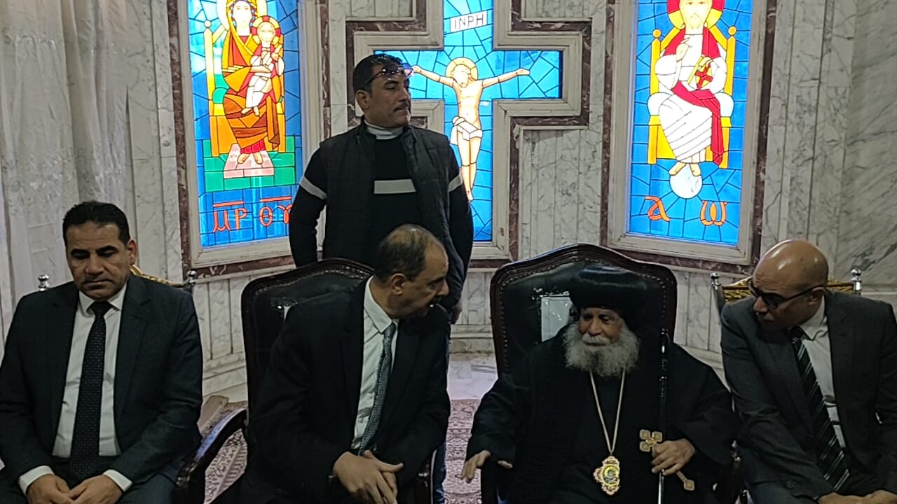 محافظ سوهاج ومدير الأمن يزوران مطرانية أخميم للتهنئة بعيد الميلاد (4)